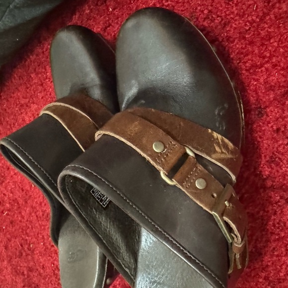 UGG Brown Boots with Smooth Leather and Adjustable Strap - Picture 2 of 6